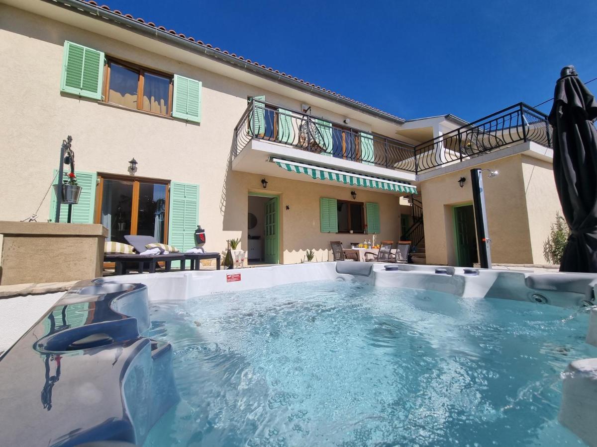 House Marea With Jacuzzi Holiday home